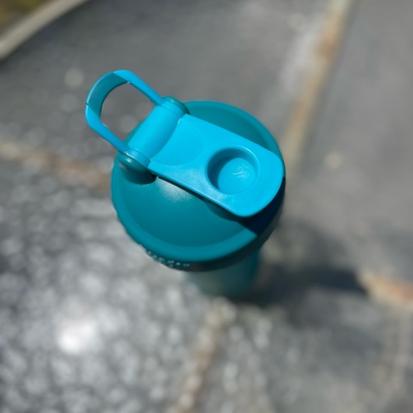 Premium Blender Bottle - Perfect for Smoothies, Protein Shakes, etc! Used once! - Picture 2 of 3